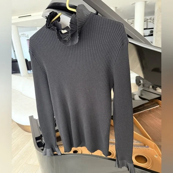 OSCAR DE LA RENTA , Black Ribbed Long Sleeve Top with Pleated Collar and cuffs - Picture 8 of 10